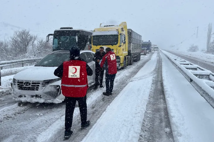 Kızılay yolda kalanların yanında!